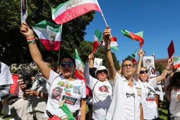 TUNJUK PERASAAN: Para penyokong gerakan hak asasi wanita Iran di Amerika Syarikat mengadakan tunjuk perasaan di Washington sempena ulang tahun kematian Mahsa Amini.