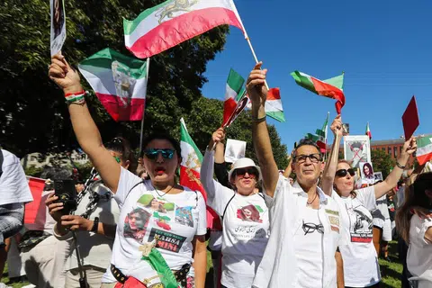 TUNJUK PERASAAN: Para penyokong gerakan hak asasi wanita Iran di Amerika Syarikat mengadakan tunjuk perasaan di Washington sempena ulang tahun kematian Mahsa Amini.