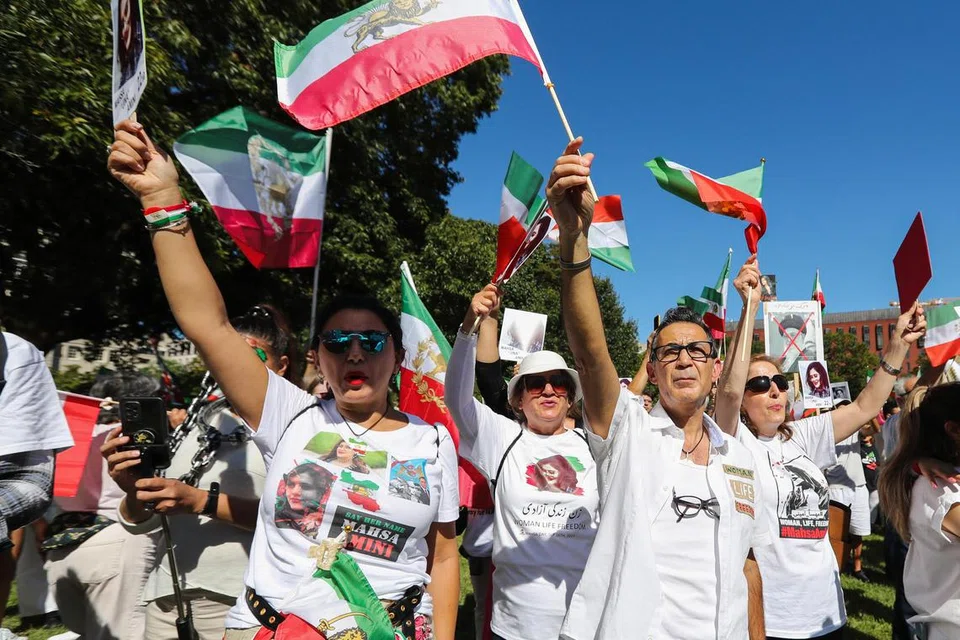 TUNJUK PERASAAN: Para penyokong gerakan hak asasi wanita Iran di Amerika Syarikat mengadakan tunjuk perasaan di Washington sempena ulang tahun kematian Mahsa Amini.