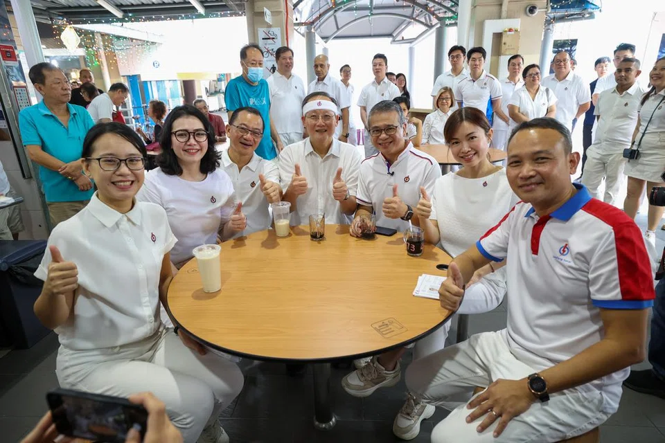 Siap bertanding pasukan PAP (dari kiri) Penolong Profesor di Kelompok Kesihatan dan Sains Kemasyarakatan Institut Teknologi Singapura (SIT), Dr Choo Pei Ling; Naib Presiden Kanan di Teneo, Cik Hazlina Abdul Halim; Speaker Parlimen, Encik Seah Kian Peng; Menteri Tenaga Manusia, Dr Tan See Leng; Menteri Kebudayaan, Masyarakat dan Belia, Encik Edwin Tong; Anggota Parlimen SMC MacPherson, Cik Tin Pei Ling; dan Mayor Majlis Pembangunan Masyarakat (CDC) South East, Encik Mohd Fahmi Aliman, sempat bertemu media dalam lawatan mereka di Marine Terrace Market di GRC Marine Parade-Braddell Heights.