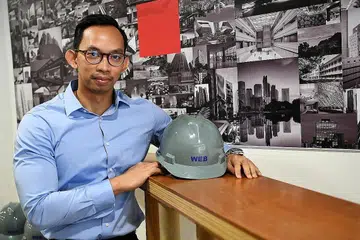 REKA LANDSKAP HIJAU SINGAPURA: Menerusi pekerjaannya sebagai perunding Reka Bentuk Alam Sekitar Lestari, Encik Hamka dapat menerapkan ciri-ciri lestari dalam bangunan yang dibina di Singapura. - Foto BM oleh KHALID BABA