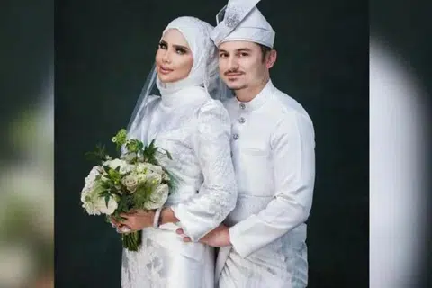 Walaupun gagal melunaskan hutang pinjaman Majlis Amanah Rakyat (Mara), pelakon dan usahawan, Rozita Che Wan dan suaminya, Zain Saidin tetap menyambut ulang tahun perkahwinan ke-11 mereka pada 11 Disember.