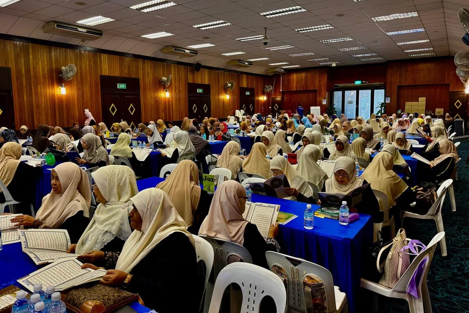 Seramai 300 peserta termasuk sukarelawan masjid telah menyerikan acara Khatam Jama`i pada Ahad, 16 Februari lalu, di Masjid Ar-Raudhah. 
