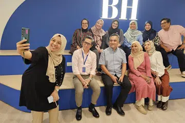 Sekumpulan kakitangan Persatuan Pemudi Islam Singapura (PPIS) berkunjung ke bilik berita Berita Harian (BH), di mana (dari kiri, barisan pertama) Pengarah Komunikasi Korporat dan Pembangunan Sumber, Cik Noraizah Zainal Abidin; Editor Cetak BH, Encik Puad Ibrahim; Editor BH, Encik Nazry Mokhtar; Presiden PPIS, Profesor Madya Razwana Begum Abdul Rahim; dan Ketua Pegawai Eksekutif (CEO) PPIS, Cik Aidaroyani Adam, turut hadir.