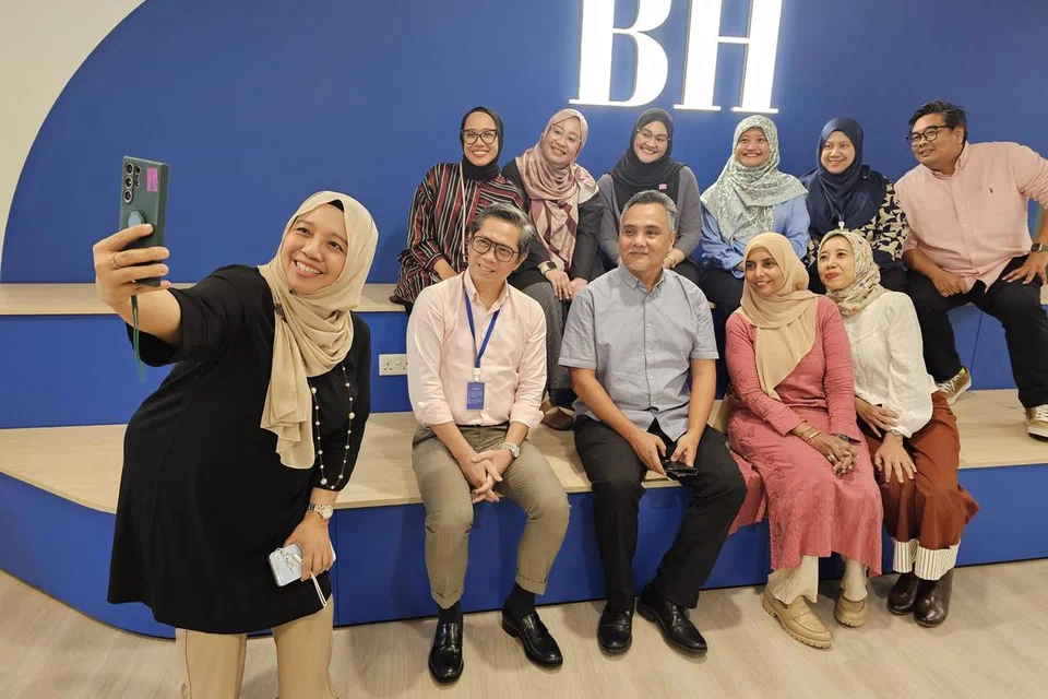 Sekumpulan kakitangan Persatuan Pemudi Islam Singapura (PPIS) berkunjung ke bilik berita Berita Harian (BH), di mana (dari kiri, barisan pertama) Pengarah Komunikasi Korporat dan Pembangunan Sumber, Cik Noraizah Zainal Abidin; Editor Cetak BH, Encik Puad Ibrahim; Editor BH, Encik Nazry Mokhtar; Presiden PPIS, Profesor Madya Razwana Begum Abdul Rahim; dan Ketua Pegawai Eksekutif (CEO) PPIS, Cik Aidaroyani Adam, turut hadir.