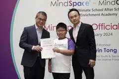 BANTU KANAK-KANAK: (Dari kiri) Menteri Kebudayaan, Masyarakat dan Belia, Encik Edwin Tong bergambar bersama penerima biasiswa Goh Julio Vicnado dan pengasas yang juga pengerusi MindSpace by MindChamps, Encik David Chiem semasa sesi penyampaian biasiswa pada 27 Januari. 