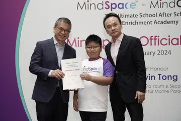 BANTU KANAK-KANAK: (Dari kiri) Menteri Kebudayaan, Masyarakat dan Belia, Encik Edwin Tong bergambar bersama penerima biasiswa Goh Julio Vicnado dan pengasas yang juga pengerusi MindSpace by MindChamps, Encik David Chiem semasa sesi penyampaian biasiswa pada 27 Januari. 