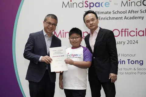 BANTU KANAK-KANAK: (Dari kiri) Menteri Kebudayaan, Masyarakat dan Belia, Encik Edwin Tong bergambar bersama penerima biasiswa Goh Julio Vicnado dan pengasas yang juga pengerusi MindSpace by MindChamps, Encik David Chiem semasa sesi penyampaian biasiswa pada 27 Januari. 
