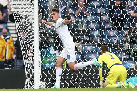 MANFAATKAN PELUANG: Penyerang Republik Czech, Patrik Schick (kiri) meraih jaringan pertamanya sewaktu perlawanan Kumpulan D menentang Scotland kelmarin. - Foto AFP