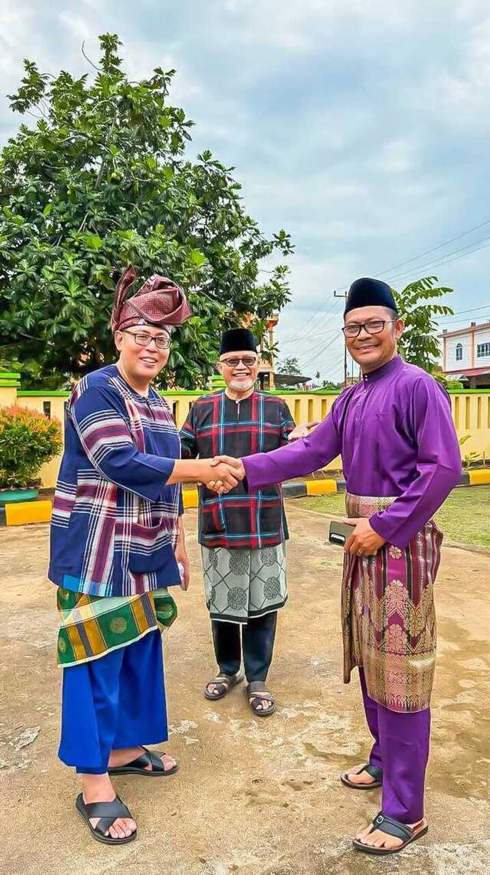 Penulis, Encik Mohamad Hafez Abd Rahim (kiri), bergambar bersama guru (kanan) dari Sekolah Dasar Negeri 001, iaitu setaraf sekolah rendah di Singapura, semasa lawatannya ke sekolah itu.