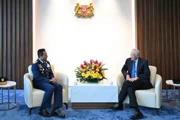 Ketua Marsyal Udara (ACM) Mohamad Tonny Harjono (kiri) mengadakan perbincangan bersama  Menteri Pertahanan, Dr Ng Eng Hen, pada 15 Mei.
