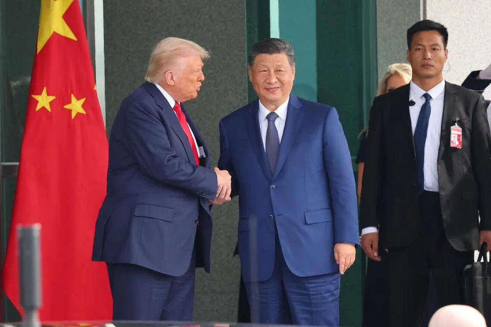Presiden Amerika Syarikat Encik Donald Trump dan Presiden China Xi Jinping berbual ketika mereka beredar selepas mesyuarat dua hala di Lapangan Terbang Antarabangsa Gimhae, bersempena sidang puncak Kerjasama Ekonomi Asia Pasifik (APEC) di Busan, Korea Selatan, pada 30 Oktober.