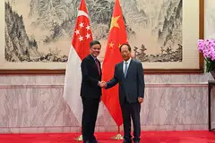 Menteri Pertahanan, Encik Chan Chun Sing (kiri), bersama Encik Shi Taifeng, anggota Biro Politik Parti Komunis China (CPC) yang juga Menteri di Jabatan Organisasi Jawatankuasa Pusat CPC, di Beijing, pada 17 September. 