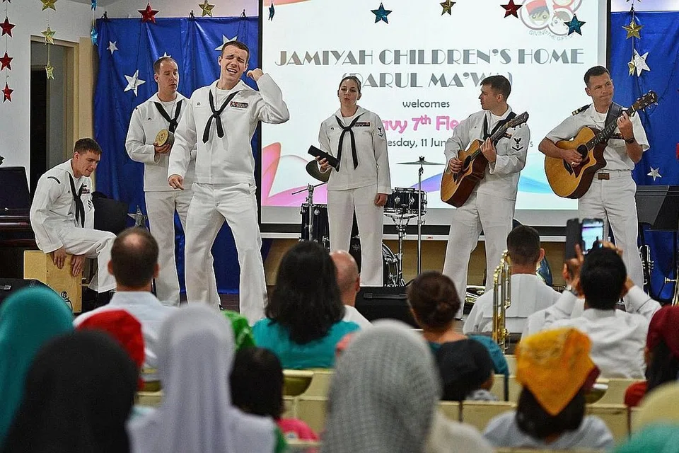 SERONOK: Kanak-kanak di Darul Ma'wa pada 2013 seronok dengan persembahan lagu Hotel California oleh kumpulan Armada Tentera laut Amerika Syarikat ke-7. - Foto fail