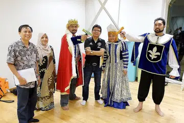 KEKALKAN BUDAYA: Kumpulan setempat, Perkumpulan Seni, ingin memperkenalkan bangsawan dan keindahan bahasa kepada generasi muda. Gambar memaparkan (dari kiri), penasihat dua Perkumpulan Seni, Samsudin Said; penyelaras projek, Hartinah Ahmad; pelakon veteran, Azman Shariff; pengarah, Ihsan Ali; pelakon Mahyunis Mahfudz; dan pelakon muda, Muhammad Hafiz Yusof. - Foto KHALID BABA
