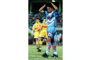 KERJAYA CEMERLANG: Nazri menyarung jersi SAFFC pada 1997 hingga 2001 dan memenangi tiga trofi Liga-S dan dua Piala Singapura. - Foto FAIL THE NEWPAPER