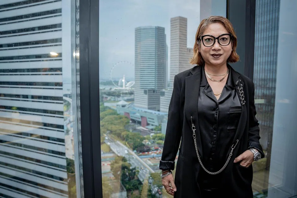 Cik Liza Haron berbangga kerana mampu mendaki dunia korporat dengan kemahiran yang ada sebagai jurusolek dan kelulusan dari Akademi Seni Halus Nanyang.