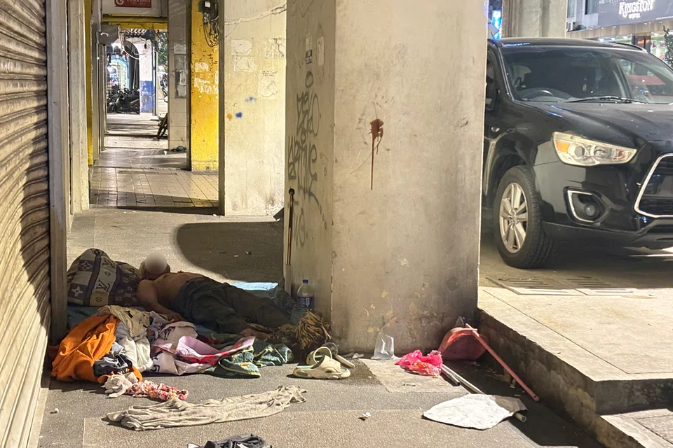 Ada gelandangan menjejas kebersihan bandar raya Kuala Lumpur dengan meninggalkan sisa dan sampah sarap serta bau hancing di tempat awam. 