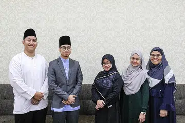 LUASKAN JANGKAUAN: Kakitangan Masjid Ar-Raudhah menggunakan pelbagai kaedah di media sosial bagi mendekati golongan yang lebih aktif dalam talian. (Dari kiri) Ustaz Muhammad Idris Rifaie, Ustaz Hanan Farihin Jasmani, Ustazah Adilah Samad, Ustazah Nur Adila Selamat dan Ustazah Atiqah Azhari yang tidak membataskan penyebaran ilmu hanya di dalam masjid sahaja. - Foto MASJID AR-RAUDHAH