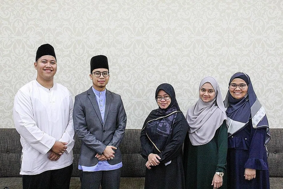 LUASKAN JANGKAUAN: Kakitangan Masjid Ar-Raudhah menggunakan pelbagai kaedah di media sosial bagi mendekati golongan yang lebih aktif dalam talian. (Dari kiri) Ustaz Muhammad Idris Rifaie, Ustaz Hanan Farihin Jasmani, Ustazah Adilah Samad, Ustazah Nur Adila Selamat dan Ustazah Atiqah Azhari yang tidak membataskan penyebaran ilmu hanya di dalam masjid sahaja. - Foto MASJID AR-RAUDHAH