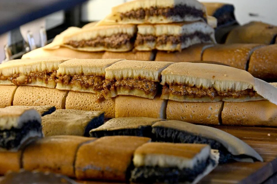 (Dari belakang ke hadapan) Apam balik perisa, ‘Original Biscoff’, $2.50; ‘Charcoal Biscoff’, $2.50; dan ‘Charcoal Black Sesame’, $2.