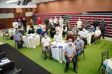 Encik Masagos (paling depan) menghadiri dialog pasca-Belanjawan M Kuasa Tiga (M3) bersama pemimpin akar umbi dan pertubuhan Melayu/Islam pada Jumaat (18 Mac). Turut menyertai acara itu ialah Dr Faishal (duduk, empat dari kiri), dan Encik Saktiandi (duduk, paling kiri). 