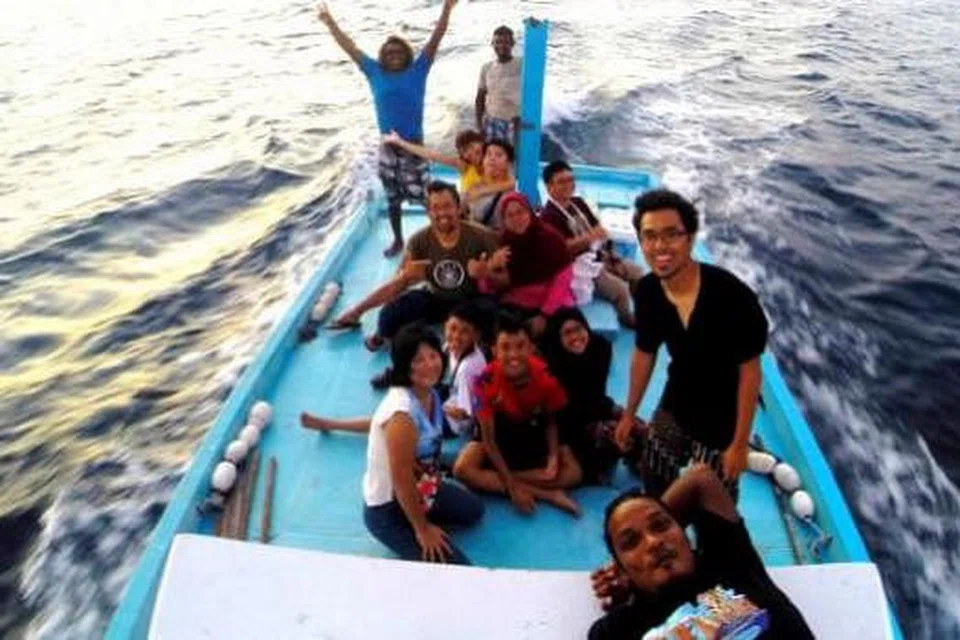 SUKANYA MEREKA: Encik Mazin (kemeja-T biru sedang mengangkat tangan), membawa keluarga Cik Rehana M.Salleh, ke pulau yang terpencil. - Foto-foto REHANA M.SALLEH