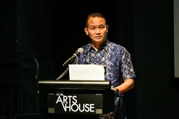 MASTERA PENTING: Pengerusi Majlis Bahasa Melayu Singapura (MBMS), Encik Mohd Fahmi Aliman, yang dilantik pada 1 Ogos, memberi ucapannya di edisi pertama Hari Mastera 2023 di The Arts House, pada Sabtu.