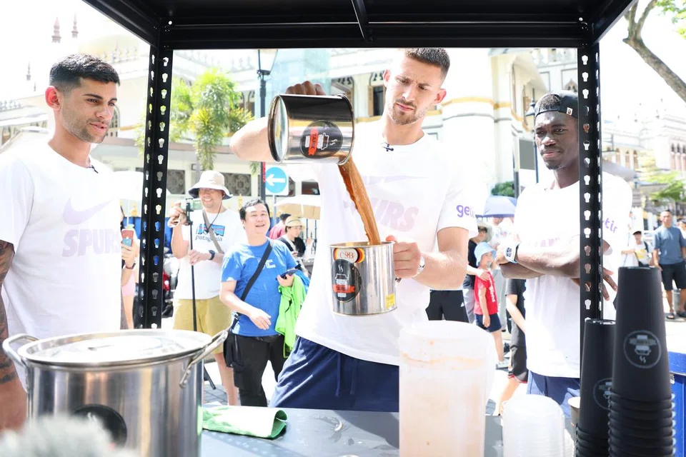 CUBA TARIK: Guglielmo Vicario (tengah) cuba melakukan aksi “menarik” teh sambil disaksikan rakan-rakan sepasukannya, Cristian Romero (kiri) dan Yves Bissouma (kanan).