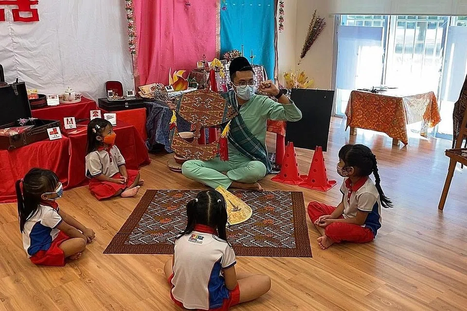 TEROKA CARA BARU: Cikgu Muhammad Shahril Samri akan memikirkan cara-cara inovatif untuk meningkatkan pengalaman pembelajaran anak muridnya termasuk dengan membawa wau tradisional dan alat permainan congkak ke dalam kelas agar kanak-kanak dapat melihat, menyentuh dan mencuba sendiri alat yang sedang dibincangkan itu. - Foto PCF SPARKLETOTS @ PIONEER BLK 661B