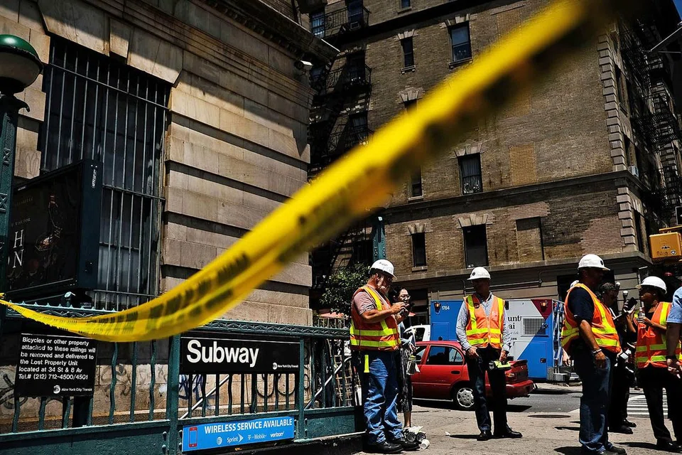 BERATUS PENUMPANG TERKANDAS LEBIH SEJAM: Pita polis di pasang di luar stesen kereta api bawah tanah Harlem, di utara Manhattan, tempat kejadian tren pagi tergelincir dari landasan kelmarin. - Foto AFP