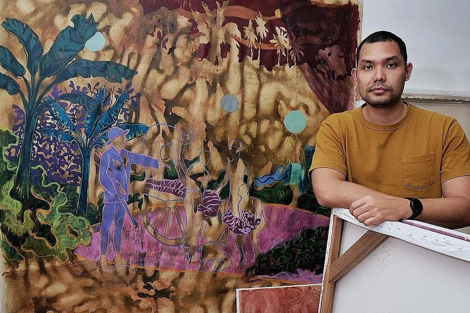 INGIN KONGSI IDEA: Encik Khairulddin Wahab bersama lukisan yang dihasilkannya tahun ini, Descent From The Carriage. Karya beliau didorong hasrat mengongsi idea berdasarkan kajiannya.- Foto BH oleh KHALID BABA 