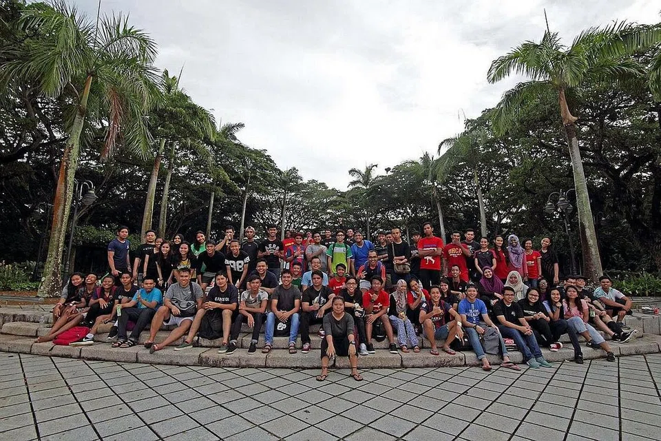 ANJUR ACARA BELIA: Encik Muhammad Firdaus turut membantu menganjurkan acara perlumbaan 'Amazing Race' di bawah Program Kemahiran Hidup dan Akademik anjuran Yayasan Mendaki. - Foto ihsan MUHAMMAD FIRDAUS KAMALUDIN JAMAL