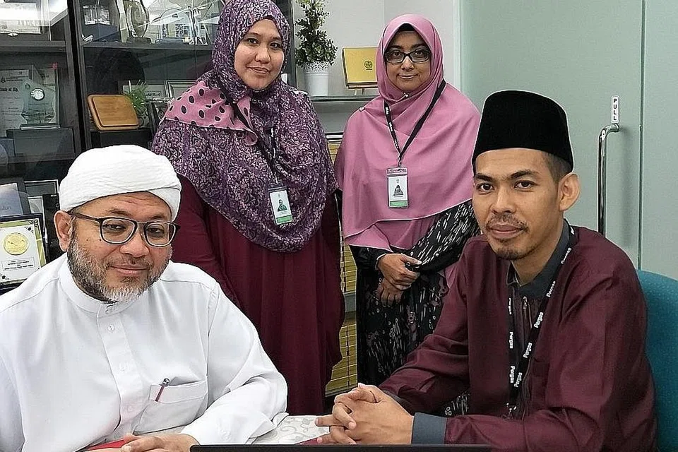 PENERAJU PENTADBIRAN PERGAS: Presiden Pergas, Ustaz Mohamad Hasbi Hassan (kiri) bersama Ketua Pegawai Ekeskutif Pergas, Ustaz Mohammad Yusri Yubhi Md Yusoff, dan dua pengarah, Ustazah Nurdiana Hanim Abdul Rahman (kiri) dan Ustazah Nazranan Haniff, mahu melaksanakan misi membentuk generasi asatizah pakar dalam membimbing masyarakat. - Foto BH oleh SUHAIMI MOHSEN