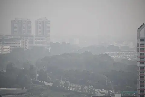 DILANDA JEREBU: Kawasan sekitar Bishan kelihatan kabur akibat diselimuti jerebu dengan bacaan Indeks Piawaian Pencemaran (PSI) sepanjang 24 mencecah 97 pada 8.05 pagi Sabtu.