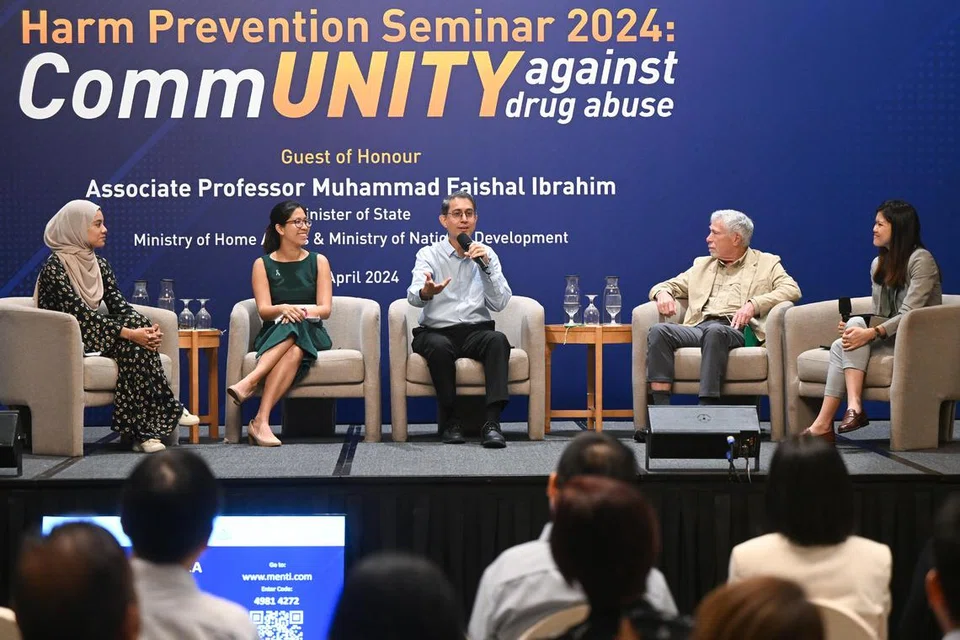 Sesi perbincangan pada akhir Seminar Pencegahan Kemudaratan pada 18 April dianggotai ahli panel (dari kiri) pegawai kanan kes Program Pembangunan dan Integrasi Semula (DRP) di AMP, Cik Siti Nurshafiqah Ashur; Ketua Ahli Psikologi, Divisyen Psikologi Home Team, Dr Leung Chi Ching; Menteri Negara (Ehwal Dalam Negeri merangkap Pembangunan Negara), Profesor Madya Dr Muhammad Faishal Ibrahim; pengkaji Metropolitan State University of Denver, Profesor Emeritus Dr Harvey Milkman dan moderator, Cik Seah Wang Ling.