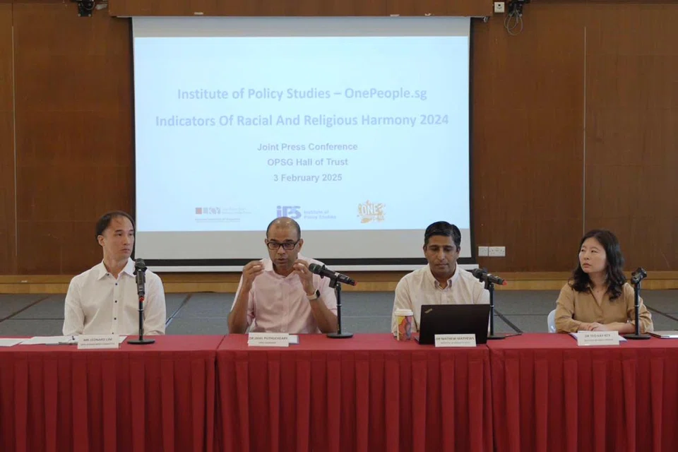(Dari kanan) Felo Penyelidik, IPS, Dr Teo Kay Key, Zamil Penyelidik Utama di IPS, Dr Mathew Mathews, Pengerusi OnePeople.sg, Dr Janil Puthucheary, dan Ahli Jawatankuasa Pengurusan OnePeople.sg, Encik Leonard Lim ketika sidang media membincangkan dapatan terkini kajian Petunjuk Keharmonian Kaum dan Agama IPS-OnePeople.sg pada 3 Februari di OnePeople.sg di Toa Payoh.