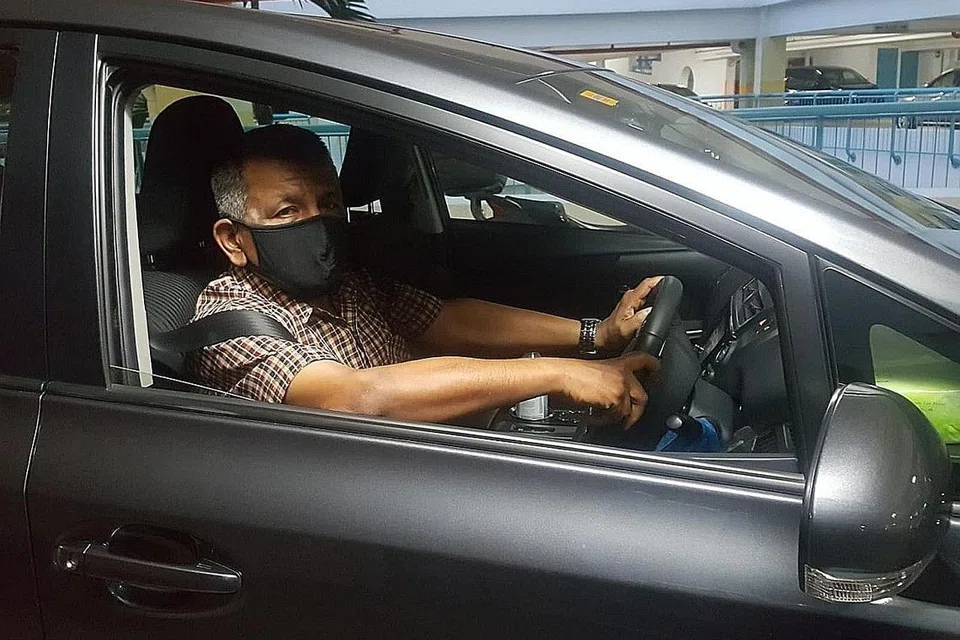 TAMBAH PENDAPATAN: Pemandu kereta sewa privet bagi GrabCar, Encik Jaafar Omar, kini turut melakukan kerja khidmat penghantaran makanan melalui wadah GrabFood supaya dapat menambah pendapatannya untuk membayar sewa kereta dan menyara kehidupan seharian semasa tempoh mencabar Covid-19 ini. - Foto ihsan JAAFAR OMAR