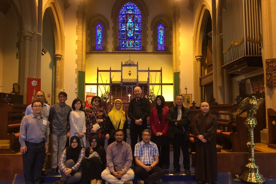 Cik Ramilah Tohid (belakang, lima dari kiri) menyertai rombongan Pusat Harmoni melawat salah satu gereja di Toowoomba, Queensland, Australia pada 2015.