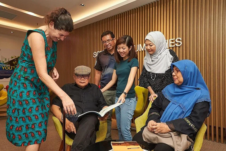 TIGA GENERASI: Cik Lydia Yasmin (tiga dari kanan) melihat buku teks bahasa Jerman bersama datuknya, Encik Misrudin (dua dari kiri); bapanya, Encik Taufiq Sanusi (kanan Cik Lydia); ibunya, Cik Nur Jehan (dua dari kanan) dan neneknya, Cik Jamaliah (kanan). Bersama mereka ialah pensyarah Jerman di NTU, Cik Patricia Lorenz (paling kiri). - Foto BH oleh ROSLEE ABDUL RAZAK