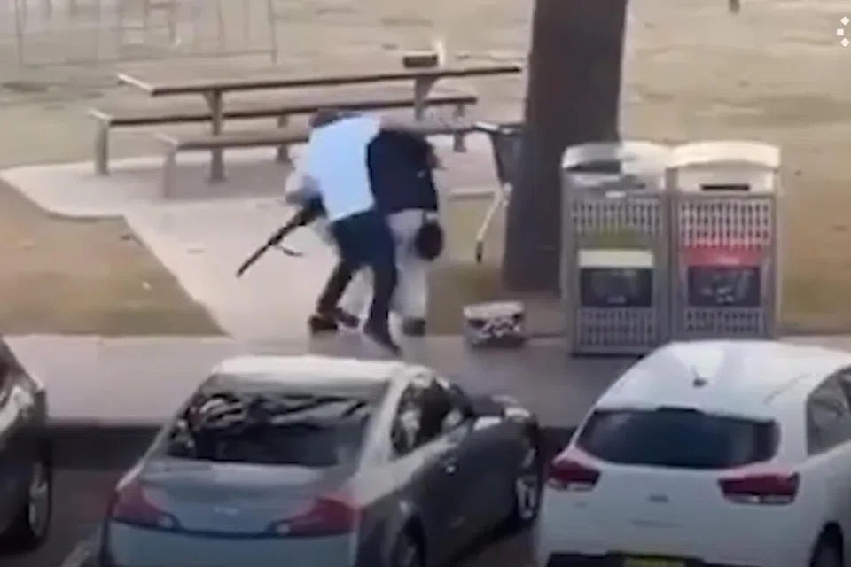 Encik Ahmed al Ahmed (berbaju putih) dikenal pasti di media sosial sebagai individu yang menerpa lelaki bersenjata itu di Pantai Bondi di Sydney, Australia, pada 14 Disember 2025.