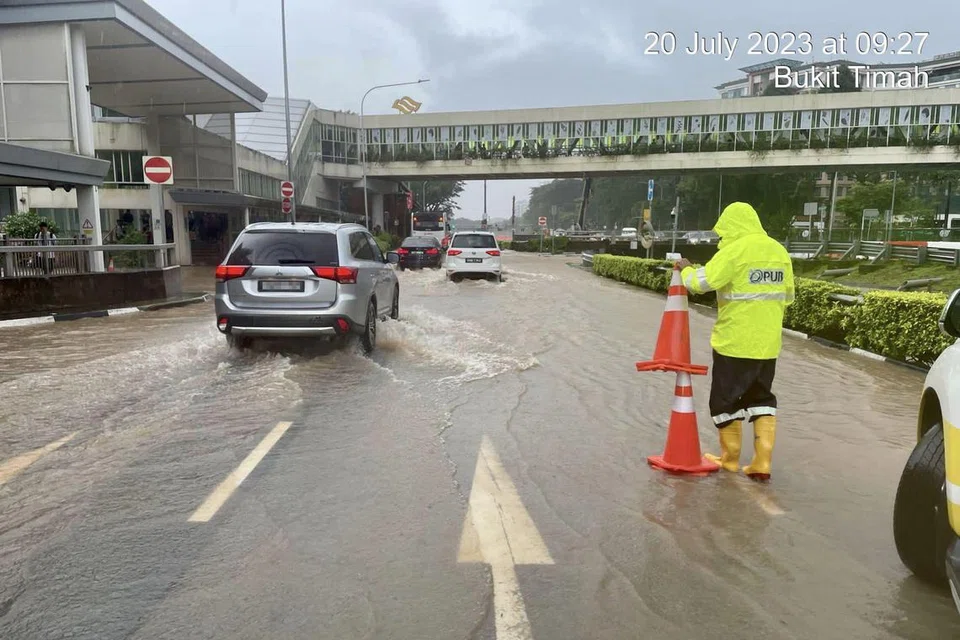 BANJIR KILAT: Banjir kilat berlaku di sepanjang 200 meter di Dunearn Road berhampiran Pusat Sime Darby sekitar 9.25 pagi Khamis.