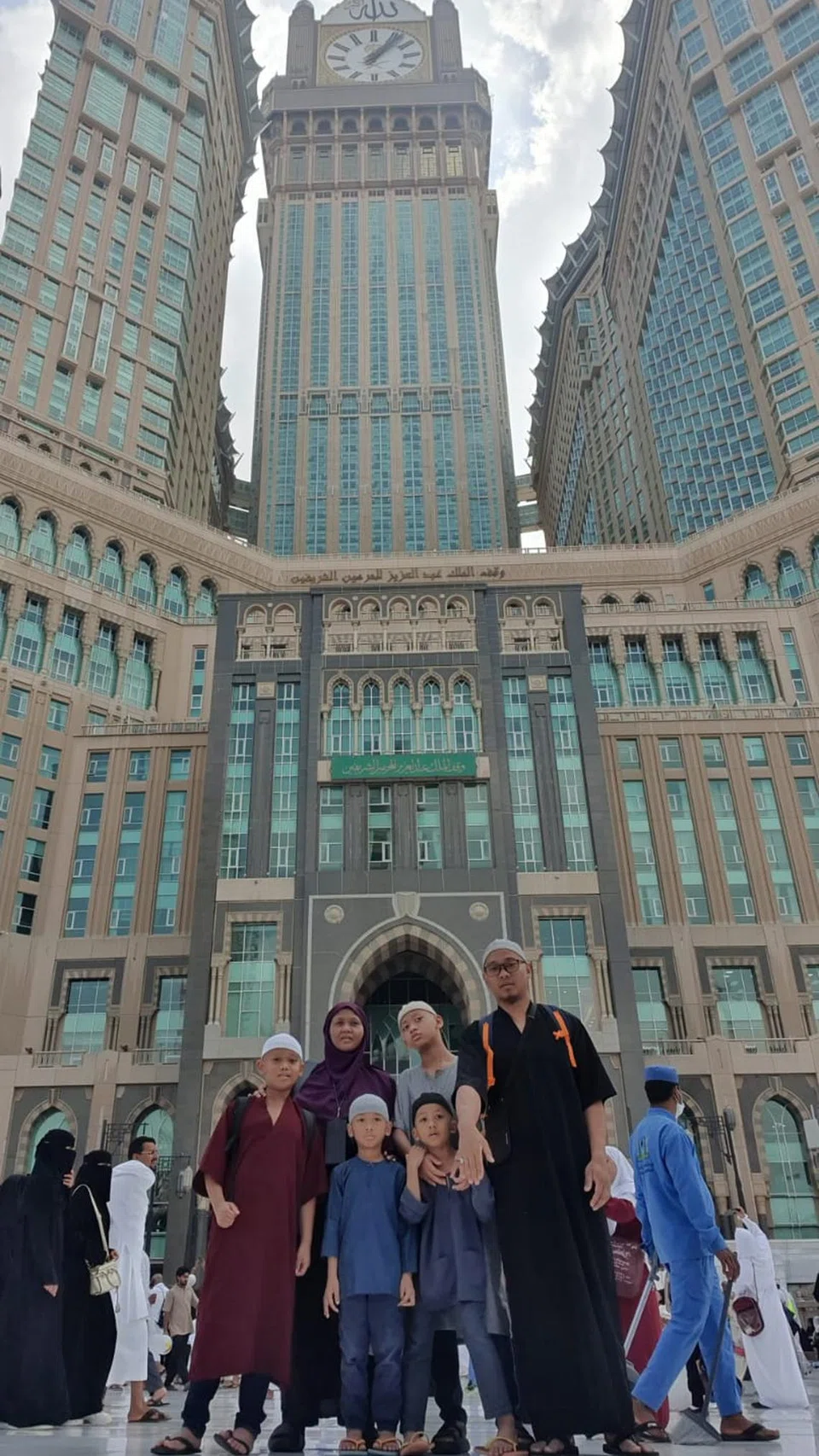 Cik Maisarah Samsi dan Encik Mohd Hendra Hadi Abdullah Swee menunaikan umrah bersama anak-anak mereka (dari kiri) – Muhammad Ilhan Swee, Muhammad Iqmal Swee, Muhammad Irfan Swee dan Muhammad Ihsan Swee – bergambar di menara jam di Makkah.