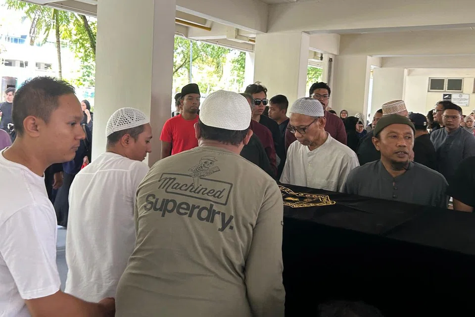 TERKORBAN: Bapa Allahyarhamha Yasmin, Encik Abdullah Sunyar (dua dari kanan), mengusung jenazah anaknya itu untuk ke Pusara Aman. 