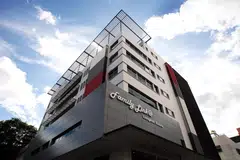 Mahkamah Syariah beroperasi di tingkat tiga bangunan Family Link@Lengkok Bahru, di Nombor 8, Lengkok Bahru, dekat stesen MRT Redhill.