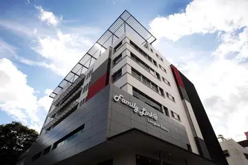 Mahkamah Syariah beroperasi di tingkat tiga bangunan Family Link@Lengkok Bahru, di Nombor 8, Lengkok Bahru, dekat stesen MRT Redhill.