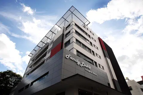 Mahkamah Syariah beroperasi di tingkat tiga bangunan Family Link@Lengkok Bahru, di Nombor 8, Lengkok Bahru, dekat stesen MRT Redhill.