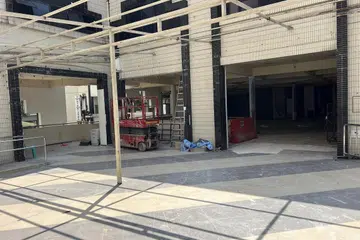 SEDANG DIUBAH ELOK: Salah satu kawasan yang sedang menjalani kerja peningkatan ialah kawasan masuk Masjid Darul Makmur. 