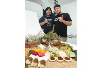 TERUSKAN LEGASI: Cik Siti Nadirah dan suaminya, Encik Rozaimi, meneruskan legasi perniagaan yang dimulakan ibu bapanya. Mereka telah melabur dalam sebuah dapur pusat di Woodlands untuk meluaskan perniagaan itu. - Foto BM oleh AUNTIE BEDAH DELIGHTS