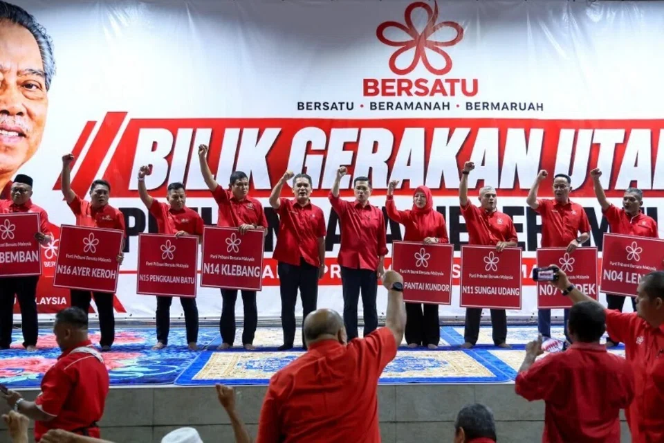 Naib Presiden Parti Pribumi Bersatu Malaysia (Bersatu) merangkap Pengerusi Bersatu Melaka, Datuk Dr Mohd Radzi Jidin (lima dari kiri) bersama lapan calon Bersatu yang diumumkan akan bertanding pada PRN Melaka ke-16. Majlis pengumuman berlangsung pada malam 29 Oktober di Baitul Tariq, Klebang, Melaka. Turut bersama Setiausaha Agung Bersatu yang juga Pengarah Pilihan Raya Bersatu, Datuk Seri Mohamed Azmin Ali (lima dari kanan).